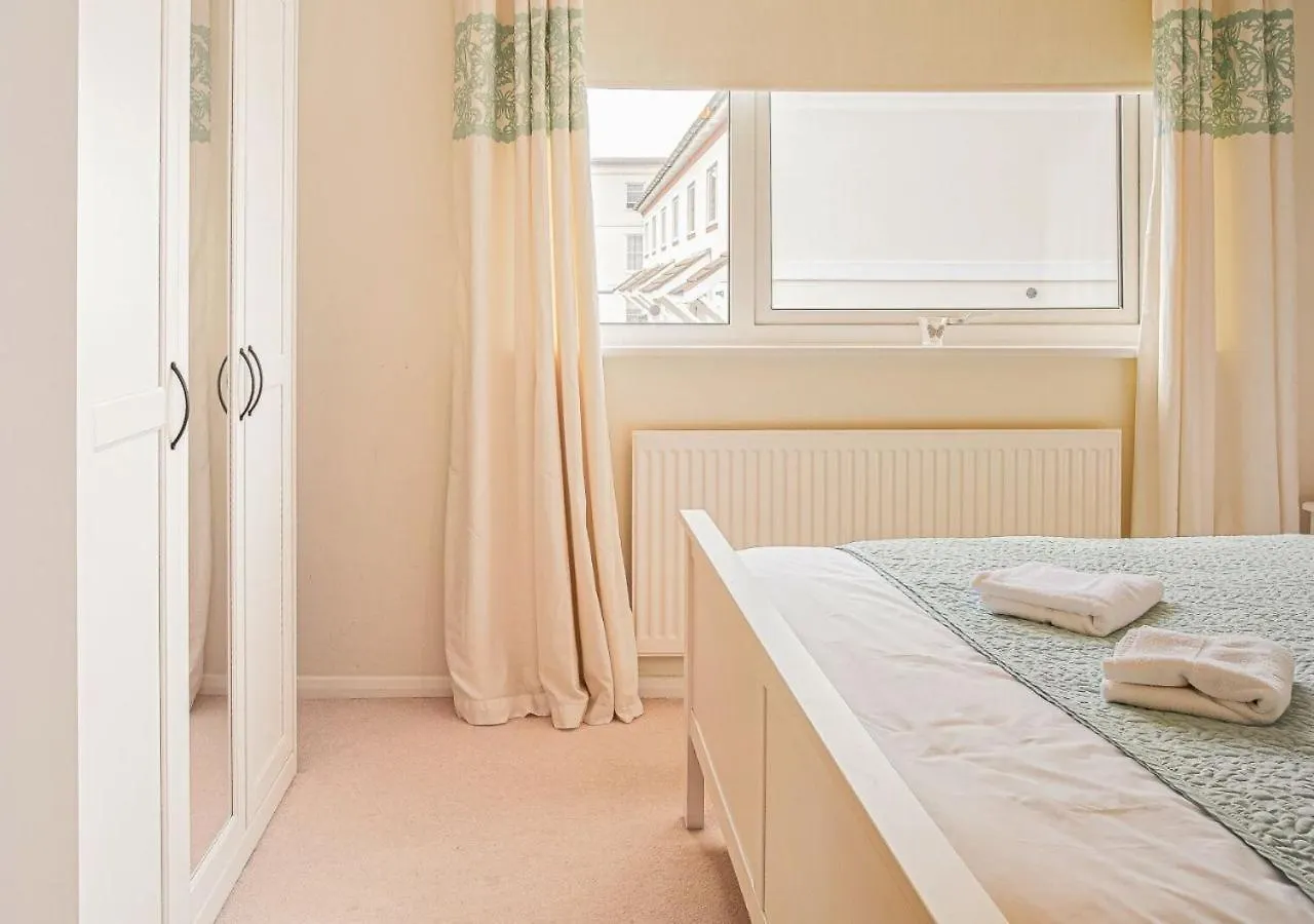 Central 2 Bed House W/ Garden And Free Parking! Villa Cheltenham Holiday home